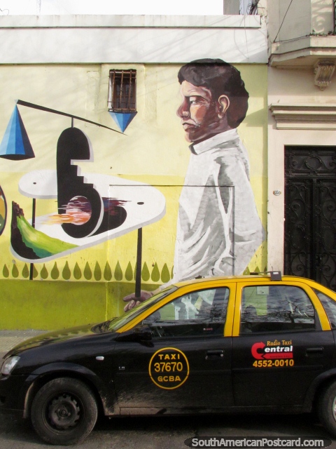 Un más grande que el taxista de la vida está de pie al lado de su taxi en Buenos Aires. (480x640px). Argentina, Sudamerica.
