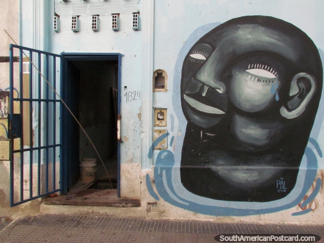 Grande mural de parede de janota com cabeça preto do lado de fora de uma casa em algum lugar em Buenos Aires. (640x480px). Argentina, América do Sul.
