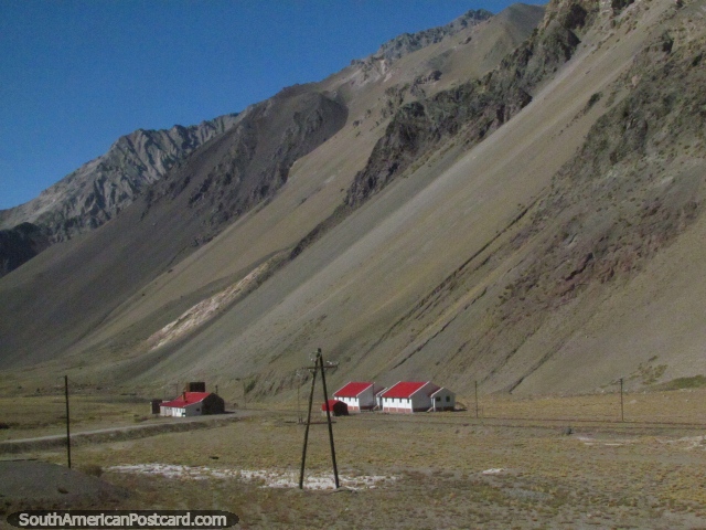 3 edificios con el techo rojo, las pistas del tren dirigidas entre, deben ser la estación, Cristo Redentor. (640x480px). Argentina, Sudamerica.