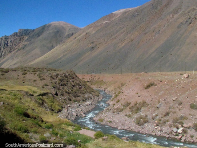 Primera vista del Río Mendoza en el lado argentino al este de Cristo Redentor. (640x480px). Argentina, Sudamerica.