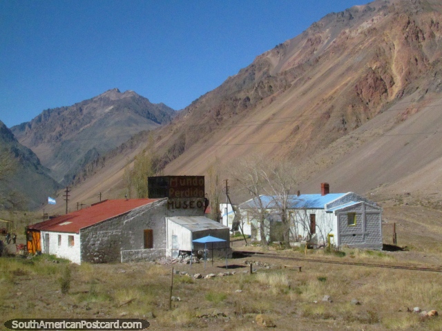El Museo mundial Perdido, Mundo Perdido cerca del Río Mendoza y tren al este de Cristo Redentor. (640x480px). Argentina, Sudamerica.
