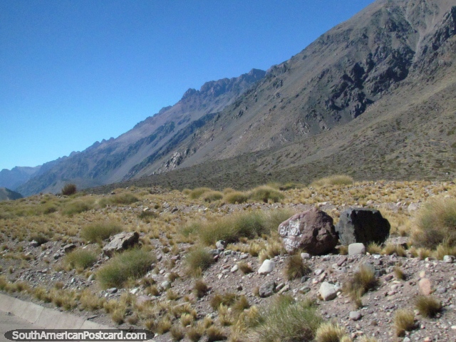 Rocas y paisaje rocoso, a través de las montañas entre Cristo Redentor y Mendoza. (640x480px). Argentina, Sudamerica.