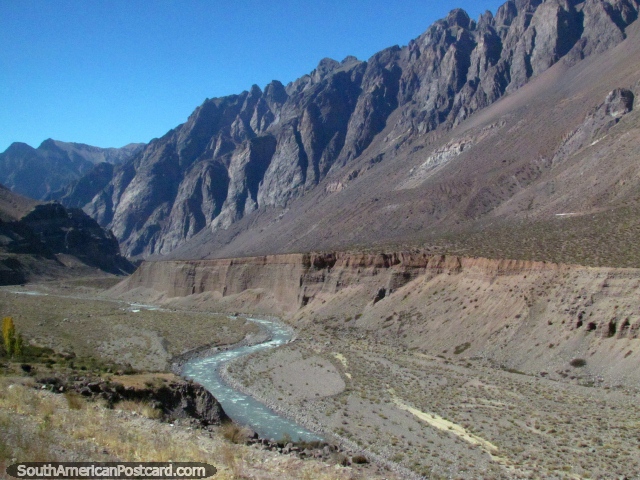 O Rio Mendoza abaixo no vale, o caminho toma uma direção ascendente entre Cristo Redentor e Mendoza. (640x480px). Argentina, América do Sul.
