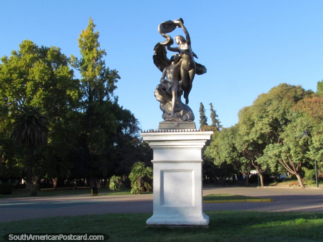Metalwork of a man and woman at Parque San Martin in Mendoza. (640x480px). Argentina, South America.