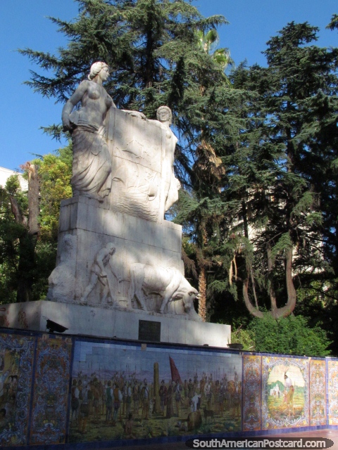 Monumento a fraternidade de argentinos espanhóis em Praça Espana, Mendoza. (480x640px). Argentina, América do Sul.