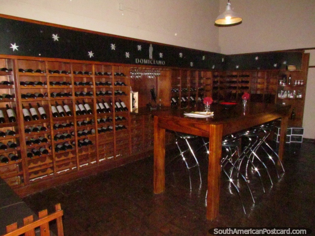 A loja de vinho no vinho viaja em Bodega Domiciano em Mendoza. (640x480px). Argentina, Amrica do Sul.