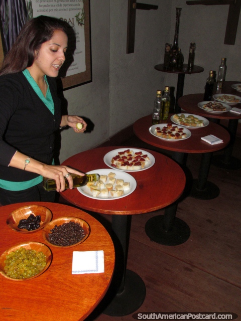 El mejor parte, comiendo convites de pan deliciosos con tomates secados y aceite de oliva en Pasrai en Mendoza. (480x640px). Argentina, Sudamerica.