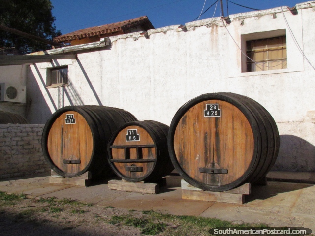 3 grandes barreis de vinho do lado de fora em estabelecimento vincola de Florio em Mendoza. (640x480px). Argentina, Amrica do Sul.