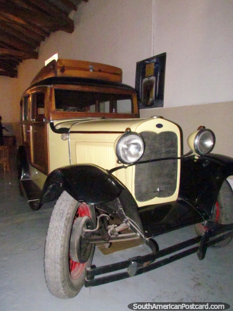 Un viejo coche antiguo en el cuarto de la cata de vinos en bodega de Florio en Mendoza. (480x640px). Argentina, Sudamerica.