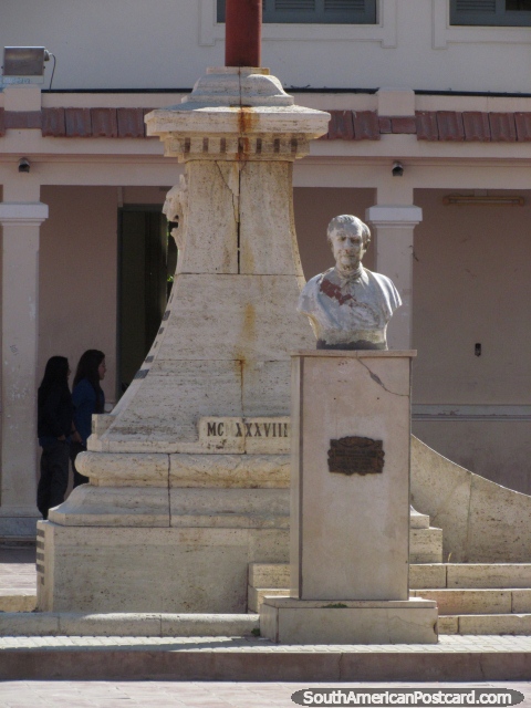 El monumento a Pablo Cabrera en el colegio nombr por l en San Juan. (480x640px). Argentina, Sudamerica.