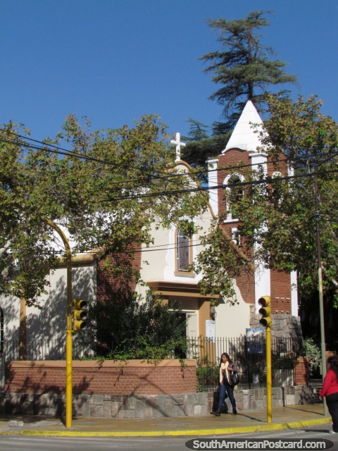 A igreja de tijolo Capela San Clemente rodeia-se de rvores em San Juan. (480x640px). Argentina, Amrica do Sul.