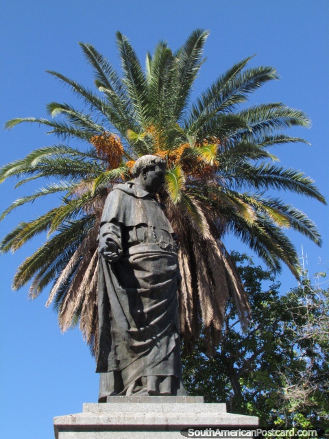 Lucha Justo de Santa Mara de Oro, estatua en Plaza 25 de Mayo en San Juan. (480x640px). Argentina, Sudamerica.