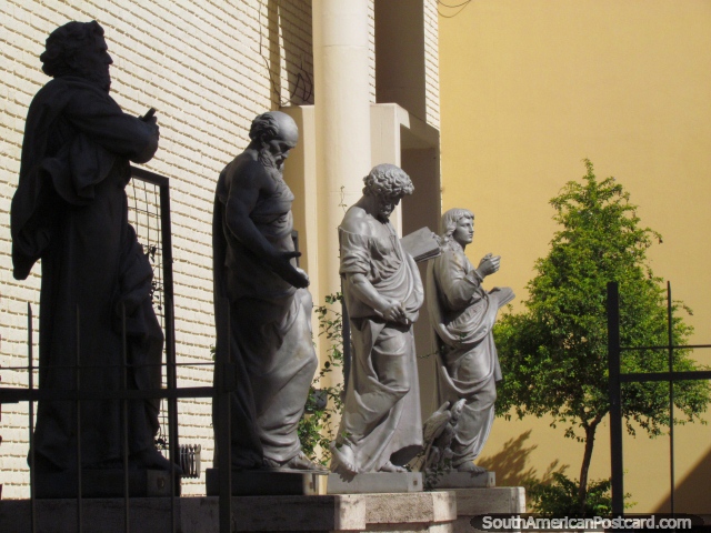 Estatuas de 4 figuras religiosas fuera de la catedral en San Juan. (640x480px). Argentina, Sudamerica.