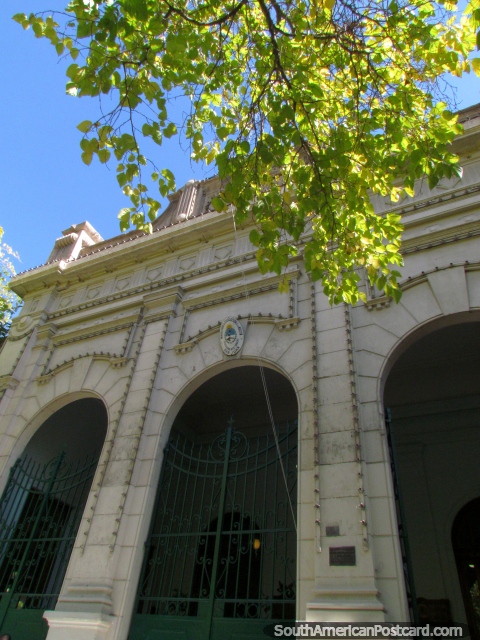 A fachada histórica do edifïcio de Ministério da educação em San Juan. (480x640px). Argentina, América do Sul.