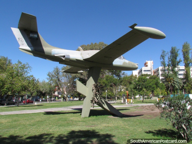 Um avio de guerra em monitor em Praa Espana em San Juan. (640x480px). Argentina, Amrica do Sul.
