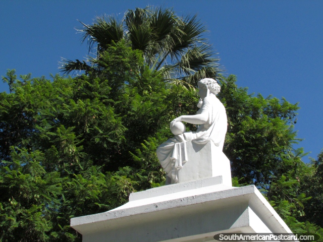 Estatua blanca de una figura femenia en Parque de Mayo en San Juan. (640x480px). Argentina, Sudamerica.