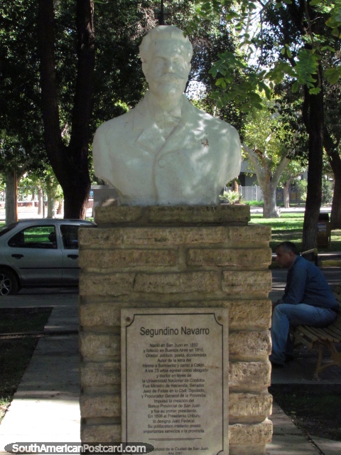 Autor y el poeta Segundino Navarro (1852-1910) busto en Parque de Mayo en San Juan. (480x640px). Argentina, Sudamerica.