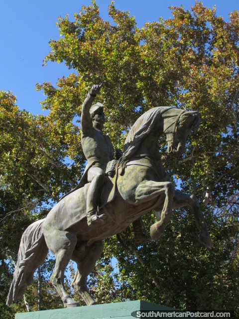 O general Jose de San Martin no seu cavalo, um monumento em Parque de Mayo em San Juan. (480x640px). Argentina, Amrica do Sul.