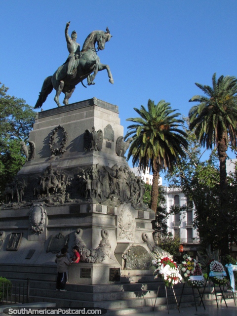 Jose de San Martin na cavalo monumento na sua praça pública em Córdoba. (480x640px). Argentina, América do Sul.