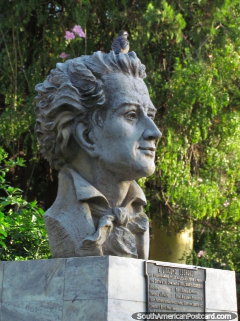 Giacomo Leopardi (1798-1837) busto en Parque Sarmiento en Crdoba, un poeta Italiano. (480x640px). Argentina, Sudamerica.
