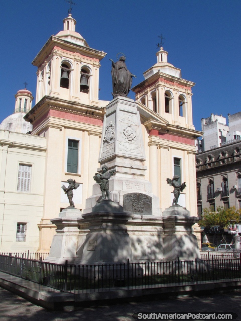 Igreja São Francisco em Córdoba com um monumento de anjos em frente. (480x640px). Argentina, América do Sul.