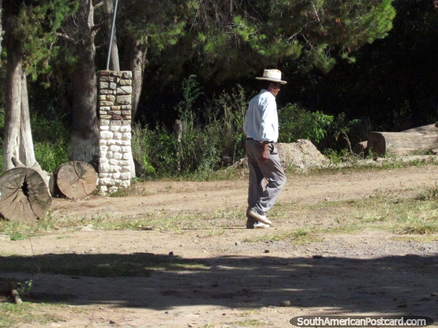 Homem local de Talapampa com chapéu. (640x480px). Argentina, América do Sul.