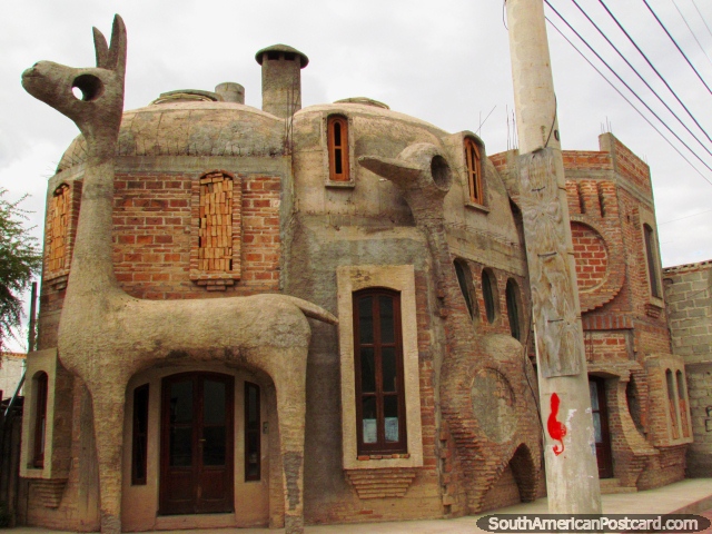 Uma lhama e um pssaro projetam-se na fachada de um edifcio em Cafayate. (640x480px). Argentina, Amrica do Sul.