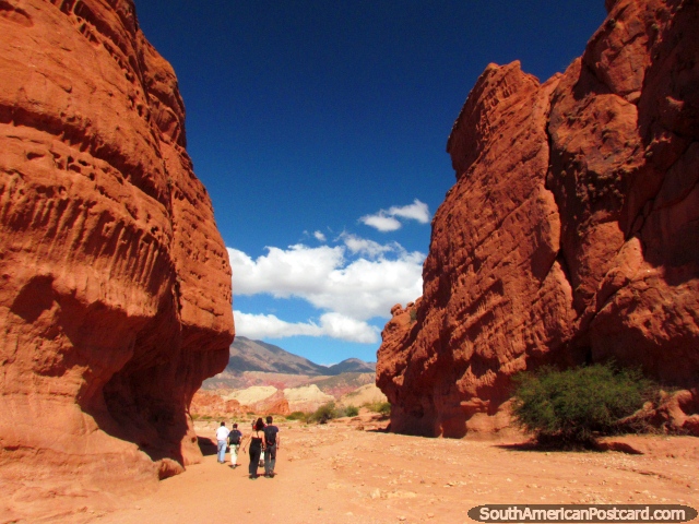 Andar entre 2 enormes rochas no Quebrado das Conchas em Cafayate. (640x480px). Argentina, América do Sul.