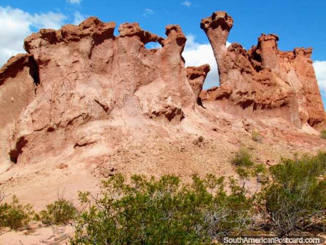 Formaciones de la roca endientadas y torturadas, Quebrada de las Conchas en Cafayate. (640x480px). Argentina, Sudamerica.