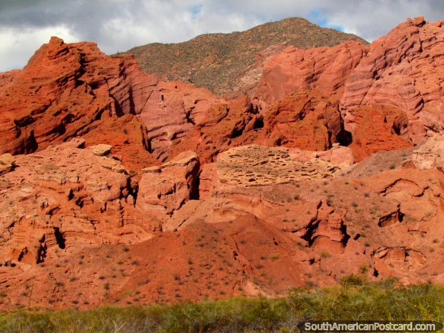 Rocas rojas santas con agujeros como el queso, Quebrada de las Conchas en Cafayate. (640x480px). Argentina, Sudamerica.