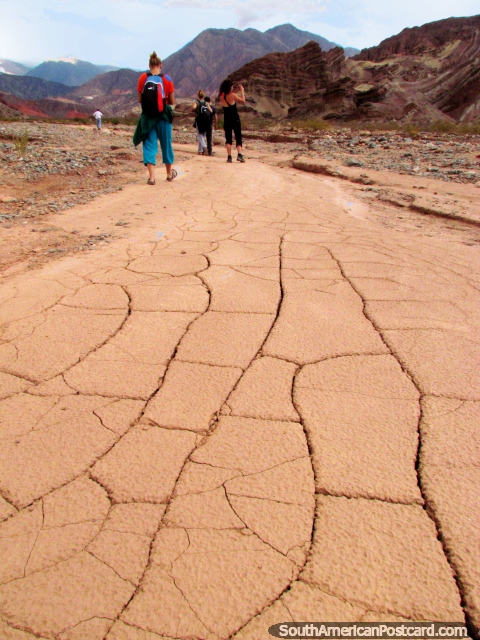 La tierra seca y rajada, Quebrada de las Conchas en Cafayate. (480x640px). Argentina, Sudamerica.