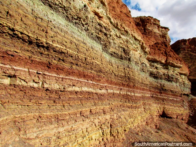 Muitas camadas da terra formaram-se sobre os anos 1000 de anos, Quebrado das Conchas em Cafayate. (640x480px). Argentina, Amrica do Sul.
