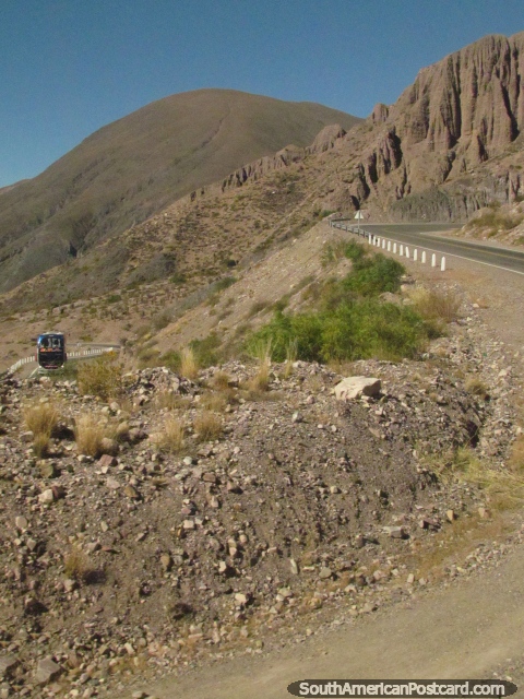 Las curvas para subir las montañas comienzan hasta Paso de Jama. (480x640px). Argentina, Sudamerica.