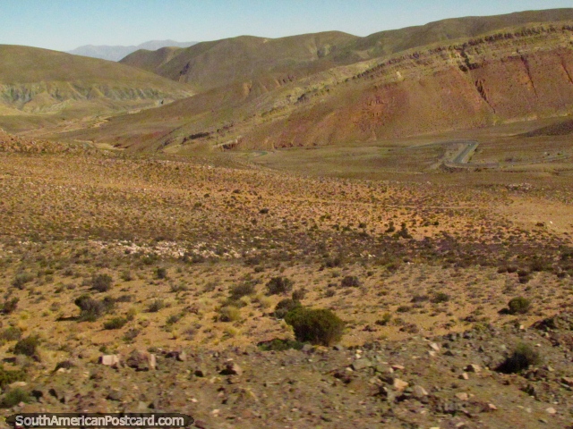 El camino en la distancia a la derecha, terreno rojo a Paso de Jama. (640x480px). Argentina, Sudamerica.
