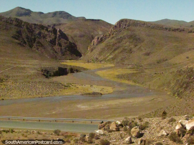 Um rio e verde no vale nas montanhas no caminho a Paso de Jama. (640x480px). Argentina, América do Sul.