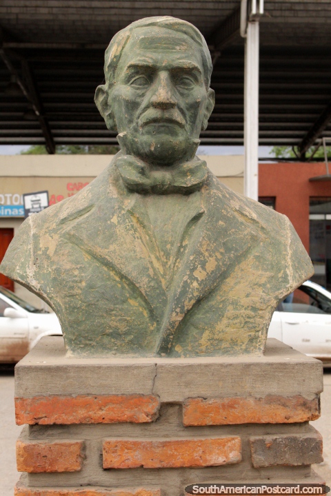 O general Jose de San Martin, busto do lado de fora do terminal de nibus em Oran. (480x720px). Argentina, Amrica do Sul.