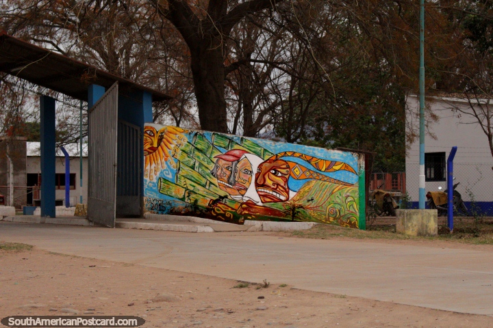 Um mural de algumas caras interessantes no pequeno general da cidade de Libertador San Martin, ao norte de Ledesma. (720x480px). Argentina, Amrica do Sul.