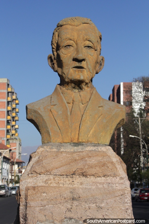 Arturo Umberto Illia (1900-1983), ex Presidente de Argentina, busto en Salta. (480x720px). Argentina, Sudamerica.
