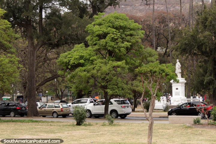 Los árboles y estatua blanca en esta parte del Parque San Martín, en Salta. (720x480px). Argentina, Sudamerica.
