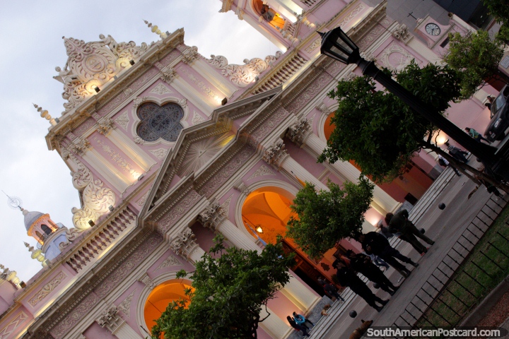 La fantástica fachada rosa de la catedral de Salta. (720x480px). Argentina, Sudamerica.