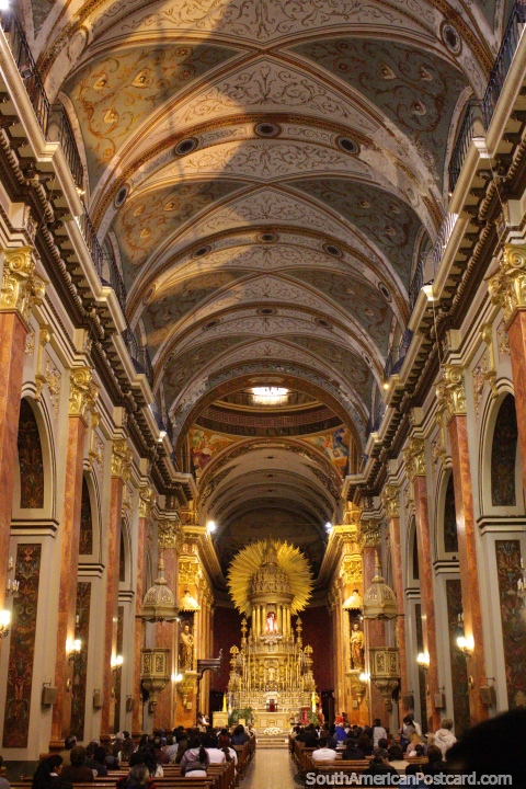 O interior assombroso da catedral em Salta. (480x720px). Argentina, América do Sul.
