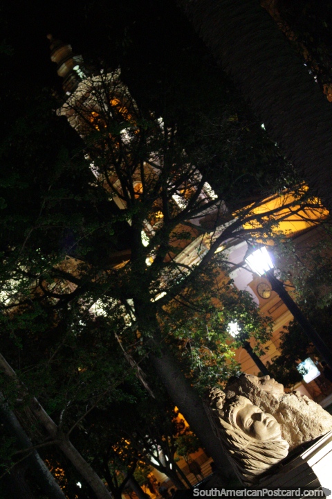 Arte esculpido bajo las luces en la Plaza 9 de Julio, en Salta por la noche. (480x720px). Argentina, Sudamerica.