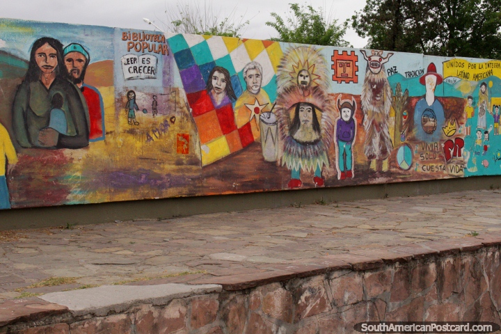 Un mural con muchas caras de la Plaza Gurruchaga en Salta. (720x480px). Argentina, Sudamerica.