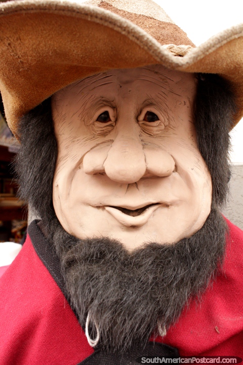 Homem barbudo com chapéu, um modelo cerâmico do lado de fora de uma loja em Salta. (480x720px). Argentina, América do Sul.