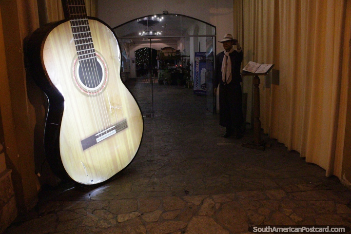 Um grande violão ao entrar em um restaurante em Salta. (720x480px). Argentina, América do Sul.