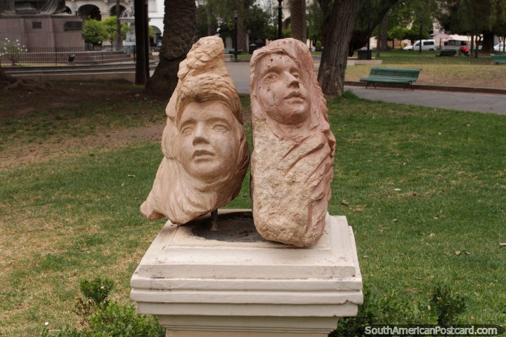 2 caras talladas en la roca, una obra de arte que aparecen en la plaza mayor de Salta. (720x480px). Argentina, Sudamerica.
