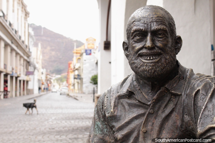O doutor Gustavo Cuchi Leguizamon (1917-2000), advogado, músico, poeta, estátua em Salta. (720x480px). Argentina, América do Sul.