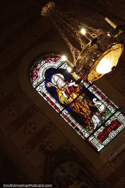 Janela de vidro manchada e lustre dentro de Parroquia Nuestra Se do Perpetuo Socorro y San Alfonso em Salta. (480x720px). Argentina, América do Sul.