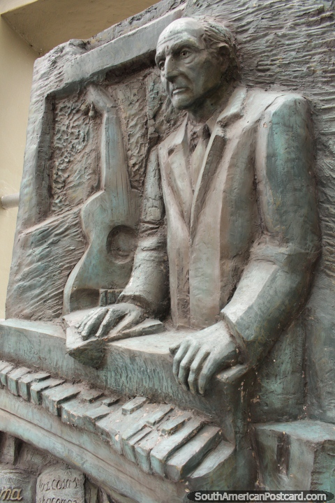 José Juan Coco Botelli (1923-2010), monumento esculpido en Salta, un músico, poeta, pintor y fotógrafo. (480x720px). Argentina, Sudamerica.