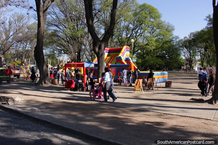 No domingo em Parque San Martin em Salta, muitas atividades de crianças. (720x480px). Argentina, América do Sul.